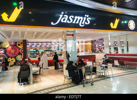 Fast-Food-Café, Restaurant, Ausgang am Abflug-Lounge am internationalen Flughafen von Bahrain, Bahrain, Naher Osten Stockfoto