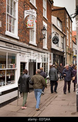 Großbritannien, England, Yorkshire, Whitby, Sandgate, süß und Jet Schmuck Geschäfte Stockfoto