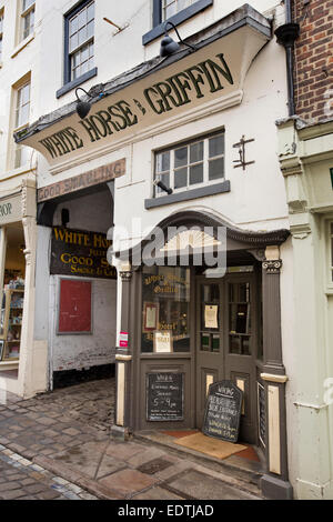 Großbritannien, England, Yorkshire, Whitby, Church Street, alte Beschilderung des Schimmels und Griffin Inn, stabile Torbogen Stockfoto