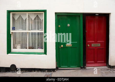 Großbritannien, England, Yorkshire, Whitby, Church Street, niedrige Türen der Häuser verwendet für Ferienwohnungen Stockfoto