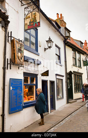 Großbritannien, England, Yorkshire, Whitby, Church Street, Justins Fudge und Toffee shop Stockfoto