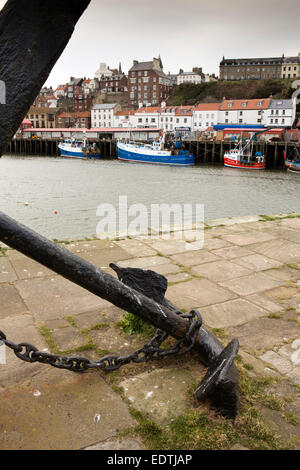 Großbritannien, England, Yorkshire, Whitby, Anker auf Pier gegenüber Fisch Quay Stockfoto