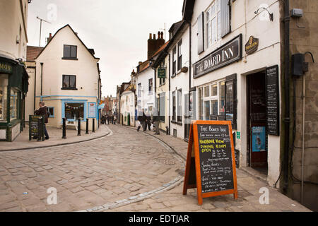 Großbritannien, England, Yorkshire, Whitby, Church Street Stockfoto