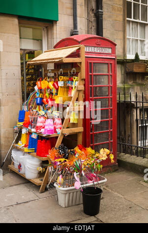 Großbritannien, England, Yorkshire, Whitby, Church Street, K6 rote Telefonzelle mit Eimer und Schaufel Schaufenster versteckt Stockfoto