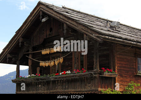 Altes Holzhaus in Ladis, altes Holzhaus in Ladis, Tirol, Ladis, Österreich, Dorf, Zentrum, Inntal, Tirol, Österreich Stockfoto