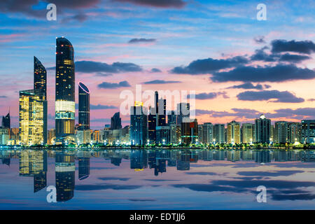Blick auf Skyline von Abu Dhabi bei Sonnenuntergang, Vereinigte Arabische Emirate Stockfoto
