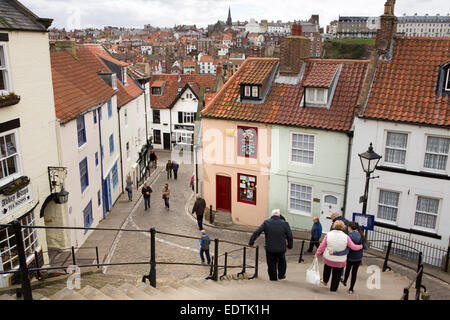 Großbritannien, England, Yorkshire, Whitby, Tate Hill und Church Street von 199 Stufen an Str. Marys Kirche Stockfoto