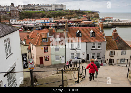 Großbritannien, England, Yorkshire, Whitby, Tate Hill und Church Street von 199 Stufen an Str. Marys Kirche Stockfoto