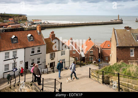 Großbritannien, England, Yorkshire, Whitby, Tate Hill und West Pier aus 199 Stufen an Str. Marys Kirche Stockfoto