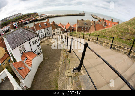 Großbritannien, England, Yorkshire, Whitby, die Stadt von den 199 Stufen an Str. Marys Kirche, fisheye Objektiv Ansicht Stockfoto