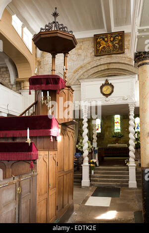 Großbritannien, England, Yorkshire, Whitby, Str. Marys Kirche innen, hoch 3 Stufe Kanzel und Vordach Eingang zum Altar Stockfoto