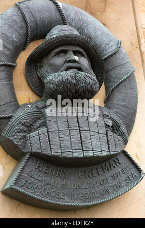 Großbritannien, England, Yorkshire, Whitby, Rettungsstation, Coxwain Henry Freeman Denkmal Stockfoto