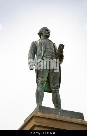 Großbritannien, England, Yorkshire, Whitby, Ostterrasse, Statue von Captain James Cook, präsentiert von Australien Stockfoto