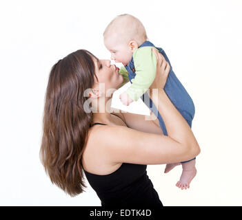 Mutter ihr Baby Küsse und hebt es in der Luft Stockfoto