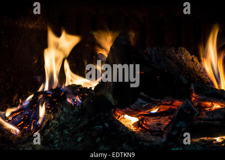 Brennendes Feuer in einem Kamin Stockfoto