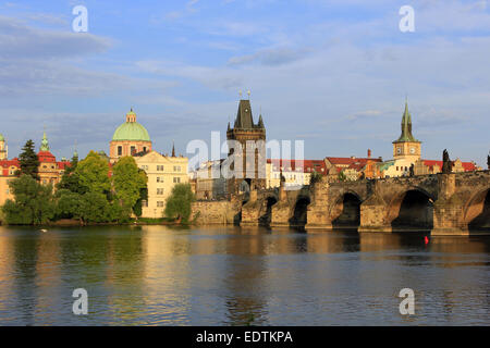 Tschechische Republik, Prag, Blick Auf Die Karlsbrücke ein der Moldau, Mit Dem Altstädter Brückenturm, Tschechische Republik, Prag, vie Stockfoto