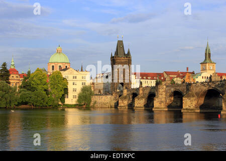 Tschechische Republik, Prag, Blick Auf Die Karlsbrücke ein der Moldau, Mit Dem Altstädter Brückenturm, Tschechische Republik, Prag, vie Stockfoto