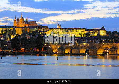 Tschechische Republik, Prag, Blick Auf die Prager Burg Und Karlsbrücke, Tschechische Republik, Prag, Aussicht auf Prager Burg und Charles Stockfoto