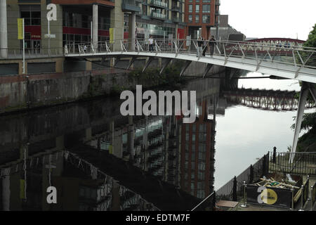 Irwell Fußgängerbrücke überqueren Fluß Irwell mit Wasserreflexionen von Mark Addy Pub, Rive Gauche Apartments, Salford, Manchester Stockfoto