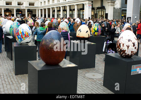 Für Ostern wurden alle Eizellen in den (Fabergé) Große Eiersuche im Covent Garden zusammengeführt damit Sie al sehen konnte. Stockfoto