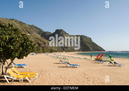 Playa Teresitas in der Nähe von Santa la Cruz Teneriffa weißen Sand Sand Sand Strand Strände Kanarische Inseln Inseln Kanaren liege Sonnenliege Stockfoto