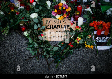 (150110)--BERLIN, 10. Januar 2015 (Xinhua)--Blumen, Kerzen, einen Stift und ein Plakat sagt: "Ich bin Charlie" werden vor der französischen Botschaft in Berlin zum Gedenken an die Opfer des Angriffs auf französischen satirischen Wochenzeitung "Charlie Hebdo", in Berlin, Deutschland, am 9. Januar 2015 gelegt. Zwölf Menschen starben bei einem shooting im Büro Paris von Charlie Hebdo wöchentlich am Mittwoch. (Xinhua/Zhang Fan) Stockfoto