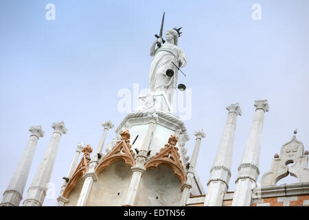 Ein Detail der Dogenpalast (Palazzo Ducale) Palastarchitektur am Piazza San Marco in Venedig, Italien. Stockfoto