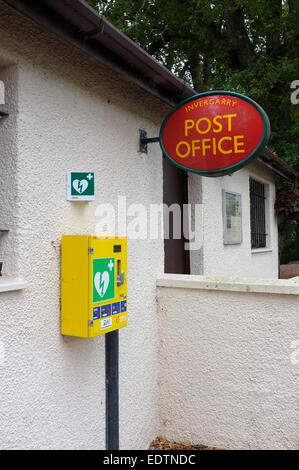 Public Access Defibrillator (PAD) an Wand des ländlichen Postamt in Schottland Stockfoto