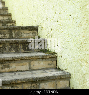 Ziegel-Treppe und Putz-Mauer Stockfoto