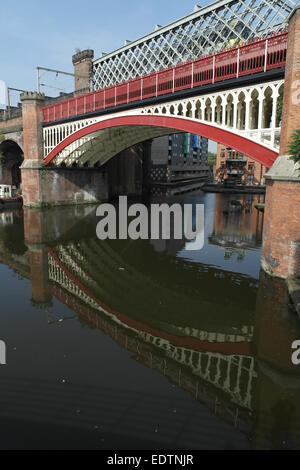 Blauer Himmel schrägen Porträt, Kartoffel Wharf, Manchester Süd Kreuzung Viadukt überquert Castlefield Canal Basin, Manchester Stockfoto