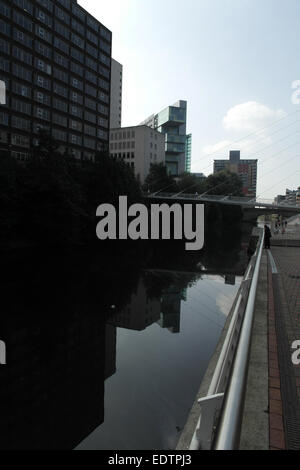 Salford Riverside Walk Porträt Alberton House, Albert Bridge House, Manchester Civil Justizzentrum reflektieren Fluß Irwell Stockfoto