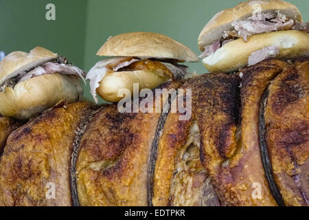 Imbiss-Stand Mit der Schweinefleisch-Spezialität Porchetta, Wochenmarkt, Siena, Latium, Italien, Europa, Food-Stand mit dem Porc Stockfoto