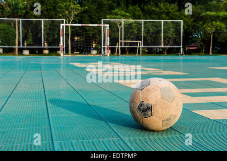 Alte Fußball am Hof in ländlichen Schule Urlaub Stockfoto