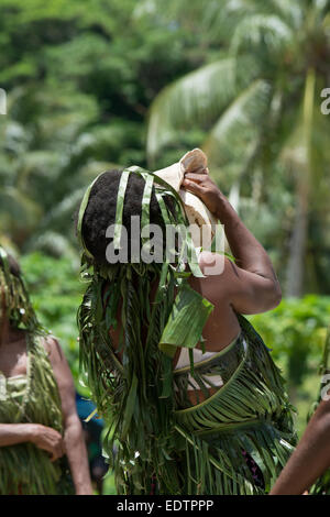 Salomonen, Owa Raha (aka Santa Ana), Dorf Gupuna aka Ghupuna. Traditionelle Folklore-Show mit großen Muschel. Stockfoto