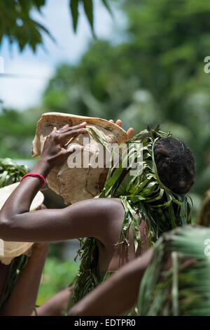 Salomonen, Owa Raha (aka Santa Ana), Dorf Gupuna aka Ghupuna. Traditionelle Folklore-Show mit großen Muschel. Stockfoto