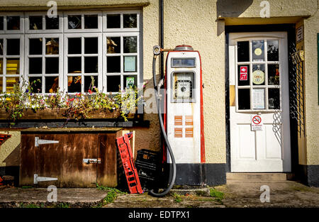 Withypool Convenience-Store Garage und Benzin Pumpen, Exmoor Stockfoto