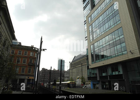 Graue Wolken Sicht von Manchester City Art Gallery in Richtung Princess Street, Metrolink Straßenbahn verschieben Mosley Street, Manchester, UK Stockfoto