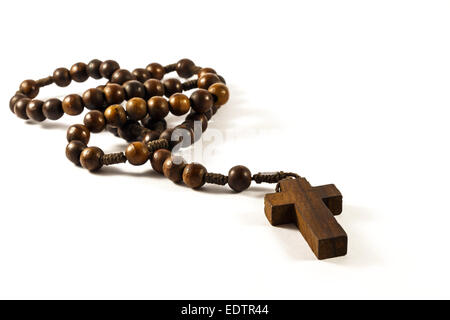 Holz Rosenkranz und Kreuz mit isolierten Hintergrund Stockfoto