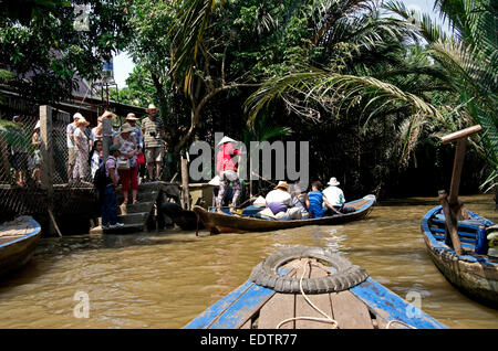 Auf Boot (Einbaum), vorbeifahrenden Boote mit Touristen und Gruppe durch Schritte zur nächsten Boot warten. Stockfoto