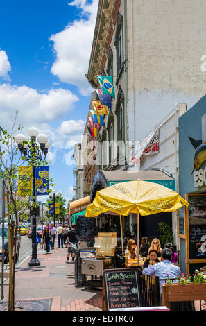 Straßencafé auf der 5th Avenue im historischen Gaslamp Viertel der Innenstadt von San Diego, Kalifornien, USA Stockfoto