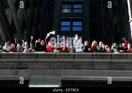 Fans auf der Broad Street in Philadelphia während einer Parade anlässlich der World Series im Freitag, 31. Oktober 2008 zu gewinnen. Stockfoto