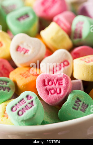 Bunten Süßigkeiten Gespräch Herzen zum Valentinstag Stockfoto