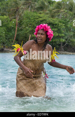 Republik von Vanuatu, Torres Inseln, Loh Insel. Besondere Leistung durch die einzigartige Wasser-Musik-Frauen aus Gaua. Stockfoto