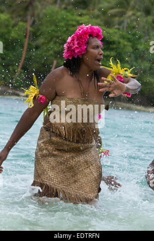 Republik von Vanuatu, Torres Inseln, Loh Insel. Besondere Leistung durch die einzigartige Wasser-Musik-Frauen aus Gaua. Stockfoto