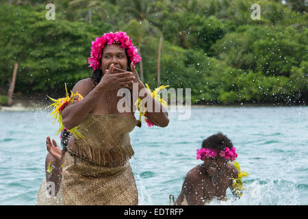 Republik von Vanuatu, Torres Inseln, Loh Insel. Besondere Leistung durch die einzigartige Wasser-Musik-Frauen aus Gaua. Stockfoto