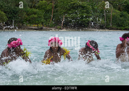 Republik von Vanuatu, Torres Inseln, Loh Insel. Besondere Leistung durch die einzigartige Wasser-Musik-Frauen aus Gaua. Stockfoto