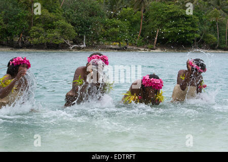 Republik von Vanuatu, Torres Inseln, Loh Insel. Besondere Leistung durch die einzigartige Wasser-Musik-Frauen aus Gaua. Stockfoto