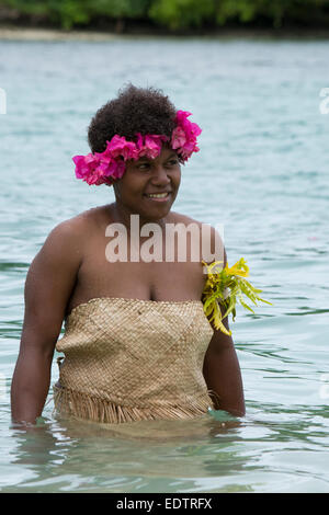 Republik von Vanuatu, Torres Inseln, Loh Insel. Besondere Leistung durch die einzigartige Wasser-Musik-Frauen aus Gaua. Stockfoto