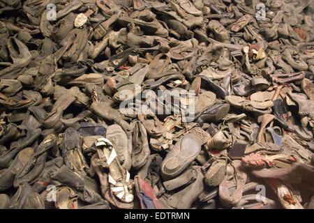 Ein Haufen von Schuhen von Gefangenen sind auf Anzeige im Museum Teil des KZ Auschwitz in Oswiecim, Polen, 21. Dezember 2014. Schuhe und andere Gegenstände wurden die Gefangenen abgenommen nach der Ankunft im camp aus ganz Europa und gespeichert in rund 30 Baracken, bekannt als "Canada", für die Weiterverarbeitung. Wurde als Befreiung des Lagers durch sowjetische Truppen am 27. Januar 1945, die Befreier nur 7.600 Überlebende zu finden und eine weitere 843.000 Herren Anzüge, 44,000 Paar Schuhe und 7,7 Tonnen Luft. Nach der Befreiung wurde Auschwitz im Jahr 1947 in eine Gedenkstätte und ein Museum umgewandelt. Foto: Frank Stockfoto