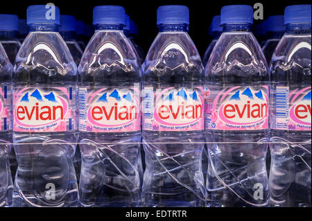 Evian Mineralwasser trinken zum Verkauf auf einem Supermarktregal, UK Stockfoto